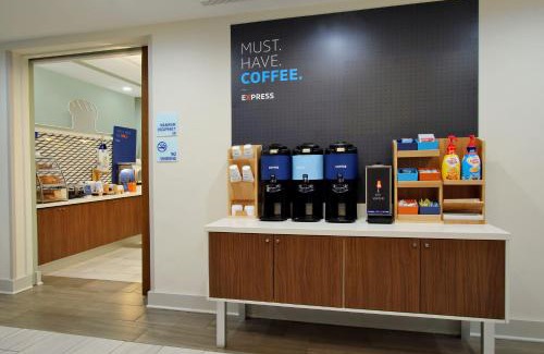 Plano Hotel | Holiday Inn Express & Suites Plano East - Richardson by IHG
