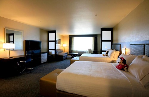 Anaheim Resort Hotel | Holiday Inn Express & Suites Anaheim Resort Area by IHG