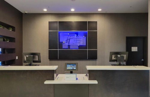 Anaheim Resort Hotel | Holiday Inn Express & Suites Anaheim Resort Area by IHG