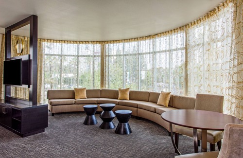 Anaheim Resort Hotel | Holiday Inn Express & Suites Anaheim Resort Area by IHG