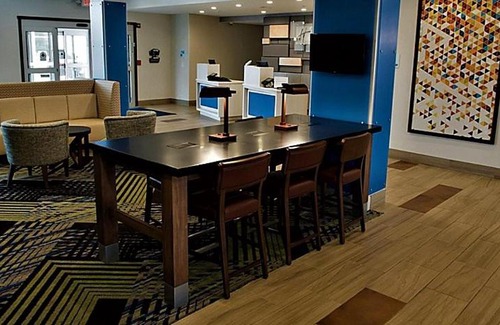 Dayton Hotel | Holiday Inn Express & Suites Dayton North - Vandalia by IHG