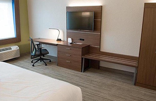 Dayton Hotel | Holiday Inn Express & Suites Dayton North - Vandalia by IHG