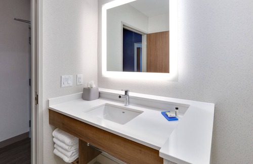 Plano Hotel | Holiday Inn Express & Suites Plano East - Richardson by IHG