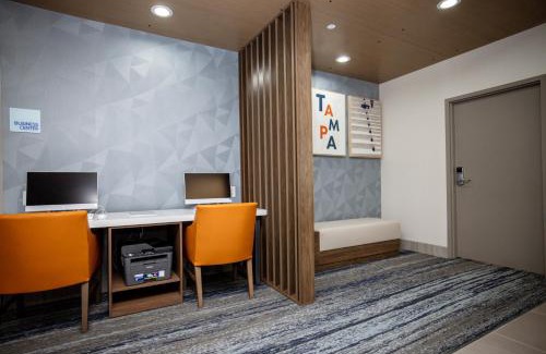 Tampa Hotel | Holiday Inn Express & Suites Tampa Stadium - Airport Area by IHG