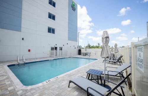 Tampa Hotel | Holiday Inn Express & Suites Tampa Stadium - Airport Area by IHG