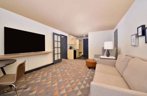 Waldron Hotel | Holiday Inn Kansas City Airport by IHG