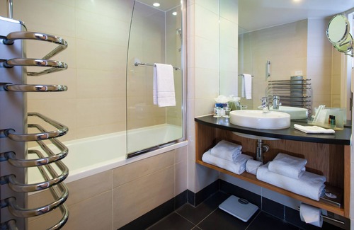 Amesbury Hotel | Holiday Inn Salisbury - Stonehenge by IHG