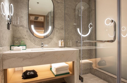 Downtown Shanghai Hotel | Holiday Inn Shanghai Nanjing Road by IHG