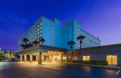 Florida Center Hotel | Holiday Inn & Suites Across From Universal Orlando by IHG