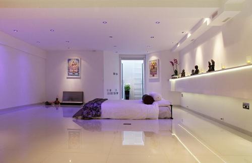 Hammersmith Broadway Apartment | Holiday Lets London