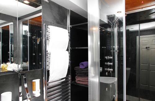 Hammersmith Broadway Apartment | Holiday Lets London