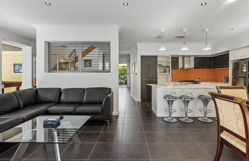 Calamvale House | HolidayParadise 4BR Pool/BBQ/Parking nearMall/Park