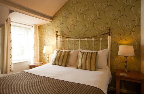 Greenhaugh Hotel | Hollybush Inn