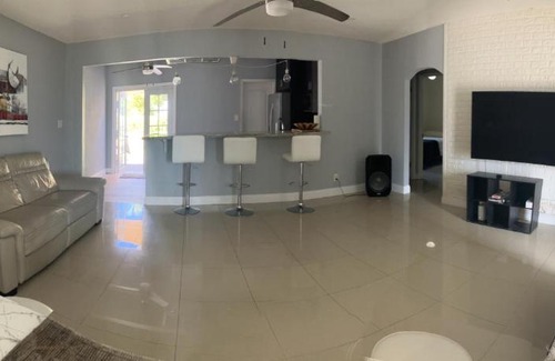 Little Ranches House | Hollywood Beach 3 Bedroom Apartment