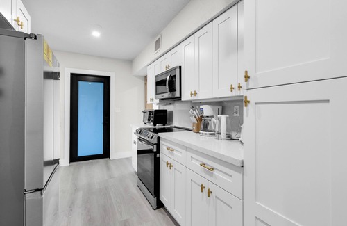 Driftwood House | Hollywood Haven, Private Pool, BBQ, Mini Golf