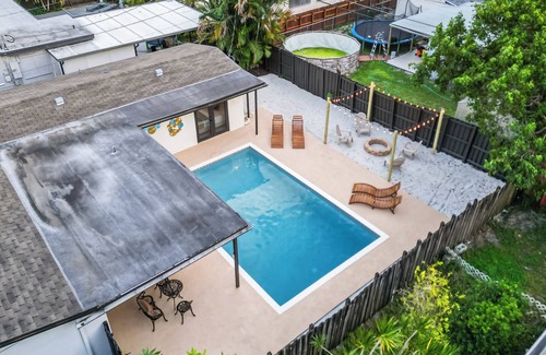 Driftwood House | Hollywood Haven, Private Pool, BBQ, Mini Golf