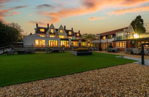 Penarth Apartment | Holm House - Stylish Coastal Suites - Silures Bar & Restaurant On-site