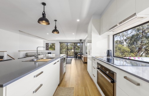 Anglesea House | Holmly 1 - Premium Position, Walk to Everything!