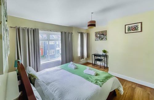 Plaistow South Apartment | Home at Plaistow convenient to Custom House Excel and free parking