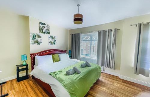 Plaistow South Apartment | Home at Plaistow convenient to Custom House Excel and free parking