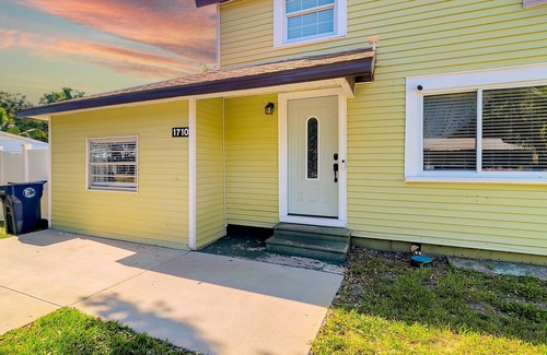 Palmetto House | Home Away from Home: Cozy Two Story Beach Cottage