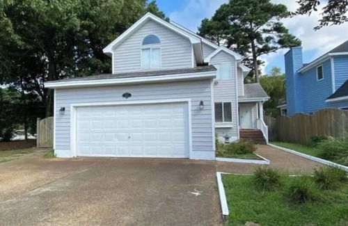 Dam Neck House | Home Blocks away from Beach!