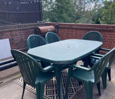 Brunswick Park Apartment | Home in London, N14 nearby Trent Park and Alexandra Palace