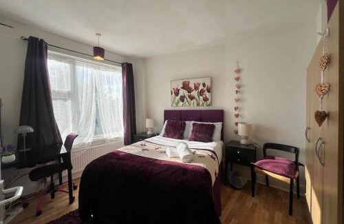 Brunswick Park Apartment | Home in London, N14 nearby Trent Park and Alexandra Palace
