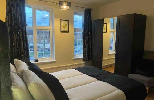 Brunswick Park Apartment | Home in London, N14 nearby Trent Park and Alexandra Palace