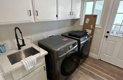 Fresno House | Home in the City: 4BR Fresno Retreat w POOL