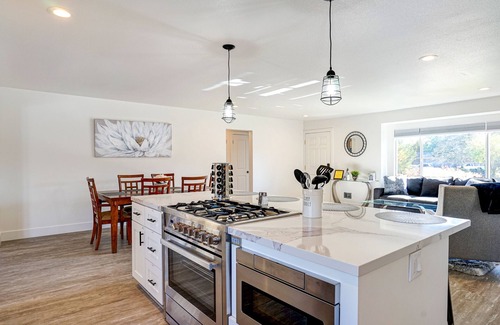 Memorial Hospital Neighborhood House | Home near montgomery village w/heated pool