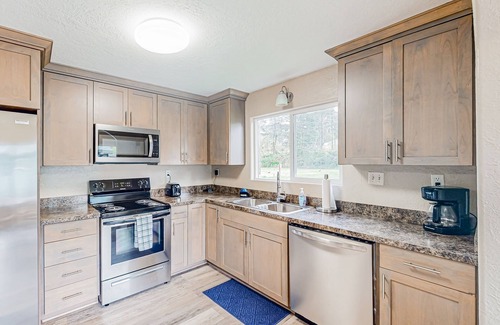 Coos Bay House | Home near the ocean with wood stove, large yard, washer/dryer, streaming, patio