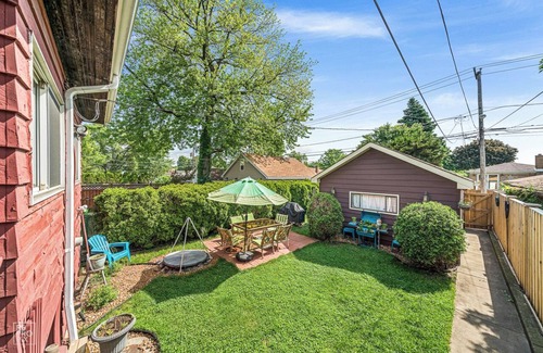 Forest Glen House | Home sweet home in Northwest Chicago, almost a sole unit for you, great location