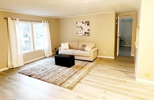 Leo-Cedarville House | Home w/Master King Suite And Garage
