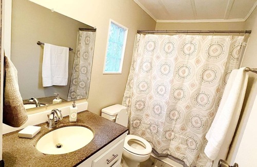 Leo-Cedarville House | Home w/Master King Suite And Garage