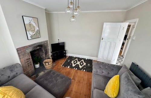 Mynyddbach House | Homely 2 Bedroom Escape – Minutes to City & Beach