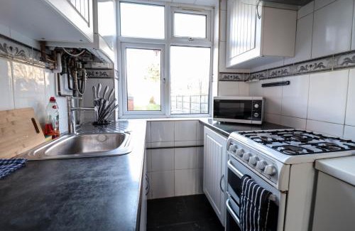 Luton Apartment | Homely Contractor House - Enjoy Free, Convenient Parking