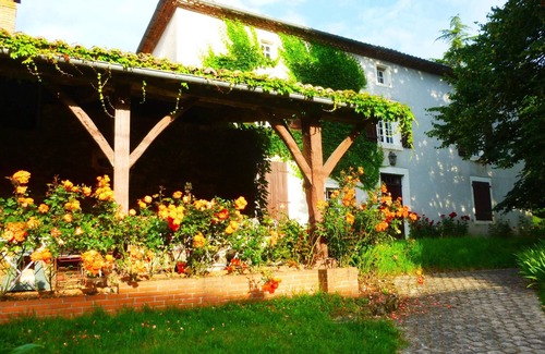 Genouillac House | Homerez - Spacious house for 8 ppl. with terrace at Terres-de-Haute-Charente