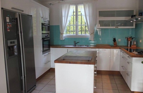 Villelaure Villa | Homerez - Elegant Villa in Villelaure + Shared Pool