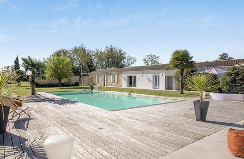 Saint-Germain-dEsteuil Villa | Homerez - Villa in Saint-Germain-d'Esteuil