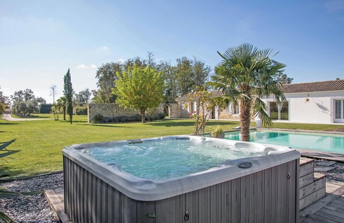 Saint-Germain-dEsteuil Villa | Homerez - Villa in Saint-Germain-d'Esteuil