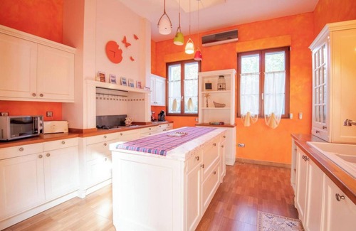 Saint-Cyr-sur-Loire Villa | Homerez - Refined Villa in Saint-Cyr-sur-Loire with Private Pool