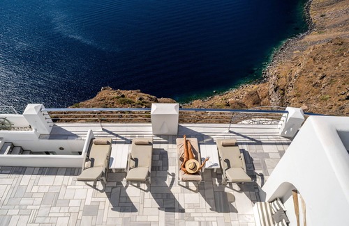 Firostefani Apartment | Homeric Poems