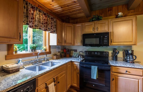 Logan Cabin | Homestead Cottage with hot tub and trails