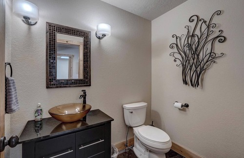 Lead Ski Chalet | Homesteak 3 BR Chalet at Terry Peak with Outdoor Hot Tub - Sleeps 14