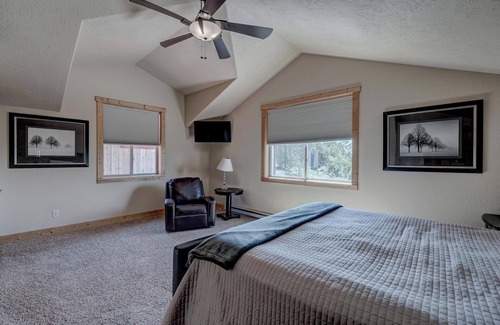 Lead Ski Chalet | Homesteak 3 BR Chalet at Terry Peak with Outdoor Hot Tub - Sleeps 14