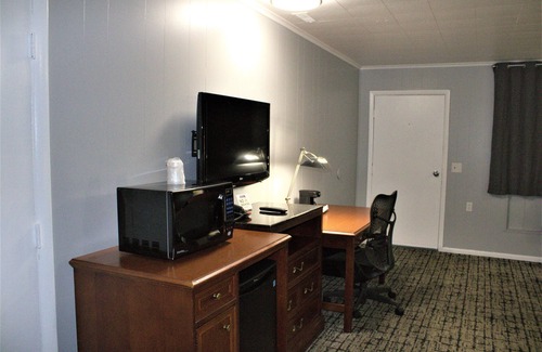 Scottsburg Hotel | Hometowne Inn & Suites