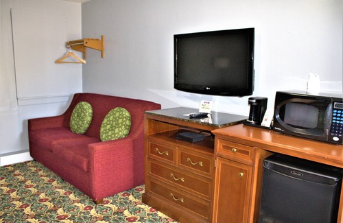 Scottsburg Hotel | Hometowne Inn & Suites