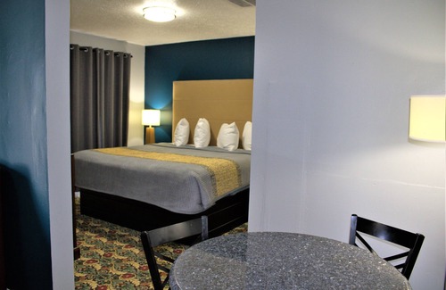 Scottsburg Hotel | Hometowne Inn & Suites