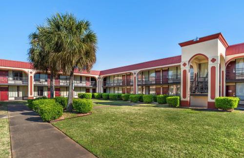 Montgomery Hotel | HomeTowne Studios by Red Roof Montgomery - Midtown